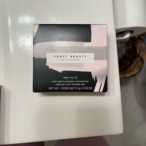 Fenty Beauty Pro Filt'r Soft Matte Powder Foundation - 290